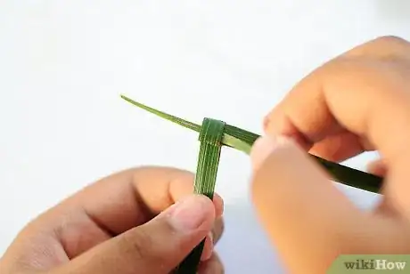 Imagen titulada Make a Palm Frond Cross Step 8