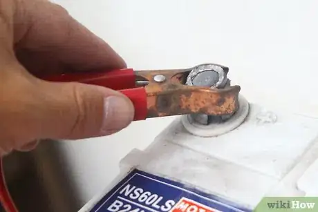 Imagen titulada Hook Up a Battery Charger Step 14