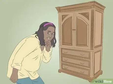 Imagen titulada Find Where Your Mom Hid Your Birthday Present Step 5