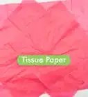 poner papel de seda en una bolsa de regalo