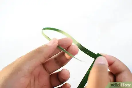 Imagen titulada Make a Palm Frond Cross Step 6