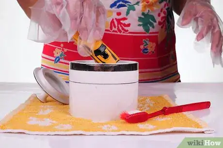 Imagen titulada Remove Paint from Metal and Plastic Models with Dettol Step 6