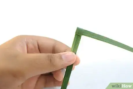 Imagen titulada Make a Palm Frond Cross Step 7