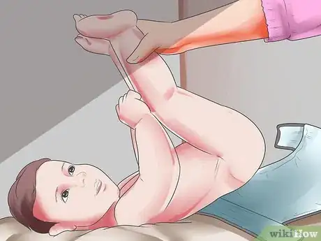 Imagen titulada Identify and Change a Soiled Diaper Step 7