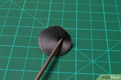 Imagen titulada Make Leather Earrings Step 4