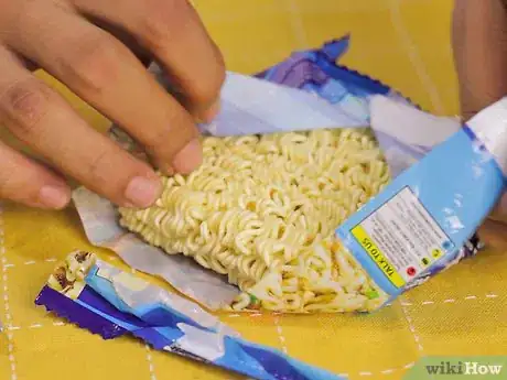 Imagen titulada Make Ramen Noodles in the Microwave Step 1