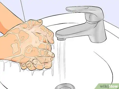 Imagen titulada Use a Public Restroom Step 3
