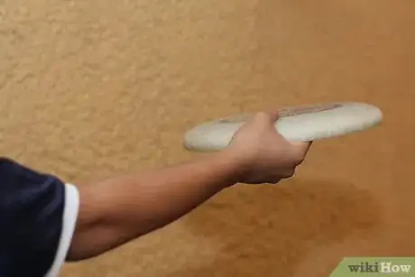 Imagen titulada Throw a Frisbee Backhand and Forehand Step 10