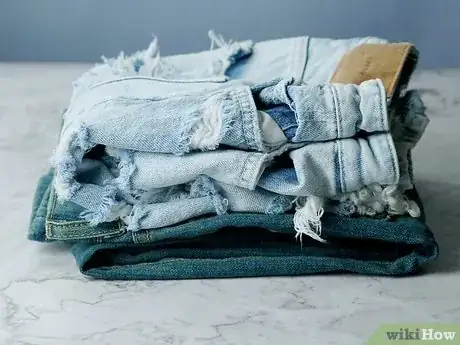 Imagen titulada Fold Jeans Step 7