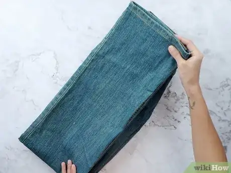 Imagen titulada Fold Jeans Step 5