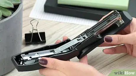 Imagen titulada Use a Stapler Step 1