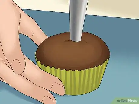 Imagen titulada Add Filling to a Cupcake Step 4