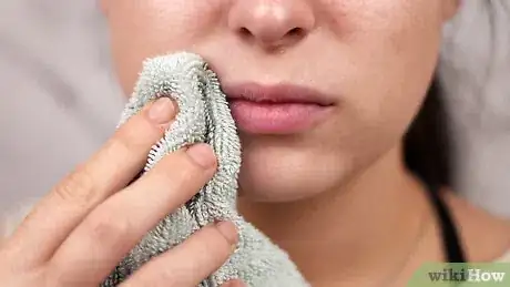 Imagen titulada Make Honey Lip Scrub Step 6