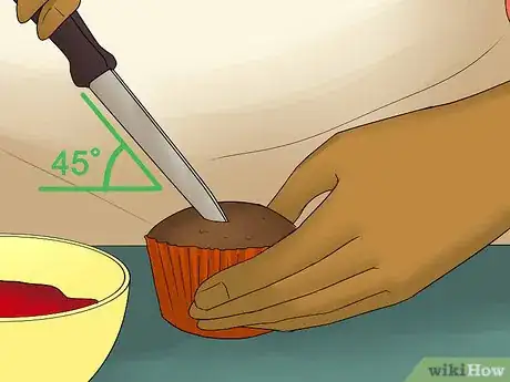 Imagen titulada Add Filling to a Cupcake Step 8