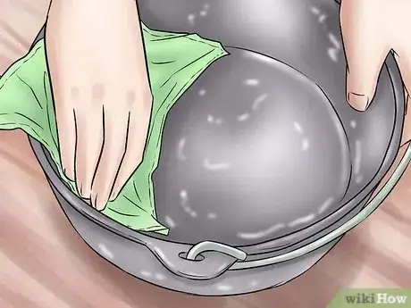 Imagen titulada Season a Dutch Oven Step 11
