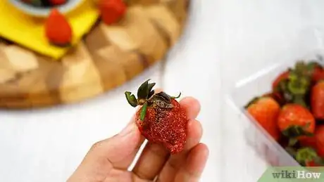 Imagen titulada Keep Strawberries Fresh Step 2