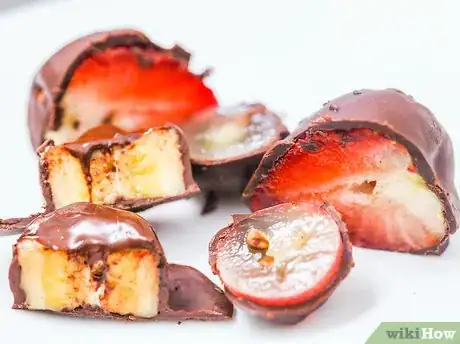 Imagen titulada Make Chocolate Covered Fruit Step 9