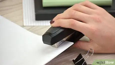 Imagen titulada Use a Stapler Step 4