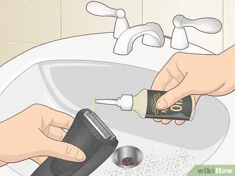 Imagen titulada Apply Oil to an Electric Shaver Step 7