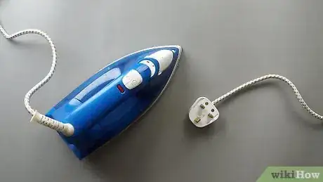 Imagen titulada Clean an Iron with Vinegar Step 1