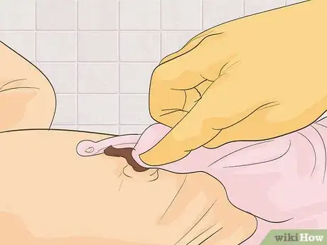Imagen titulada Clean a Baby's Belly Button Step 9