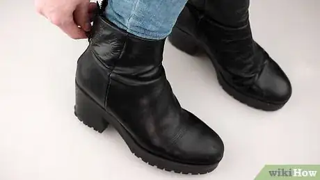 Imagen titulada Keep Leather Boots from Cracking Step 7
