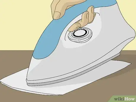 Imagen titulada Clean an Iron with Salt Step 3