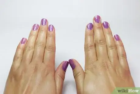 Imagen titulada Paint Your Nails With the Opposite Hand Step 15