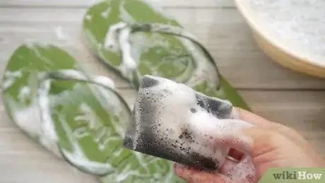 Imagen titulada Clean Flip Flops Step 1