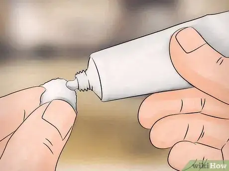 Imagen titulada Remove Scratches from Sunglasses Step 2