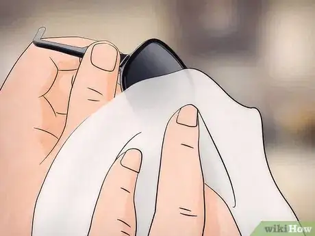 Imagen titulada Remove Scratches from Sunglasses Step 5