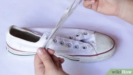 Imagen titulada Wash Shoes Step 1