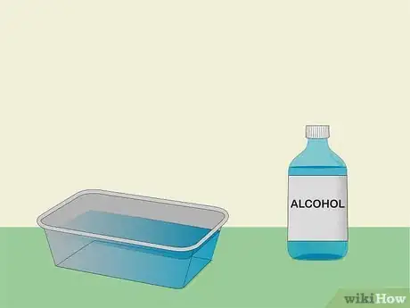 Imagen titulada Remove Yellow Stains from Plastic Step 1
