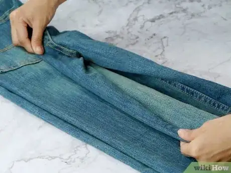 Imagen titulada Fold Jeans Step 4