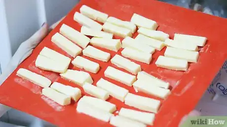 Imagen titulada Make Mozzarella Sticks Step 3