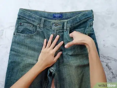 Imagen titulada Fold Jeans Step 1