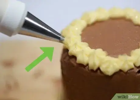 Imagen titulada Frost a Double Layer Cake Step 13