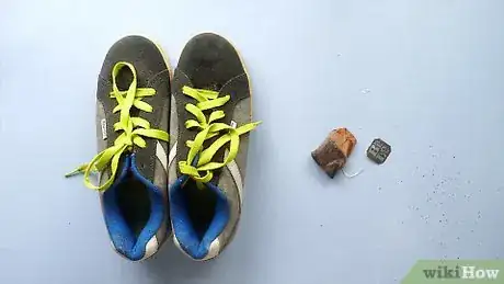 Imagen titulada Clean Smelly Sneakers Step 4