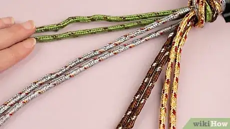 Imagen titulada Make a 4 or 8 Part Round Braid Step 5