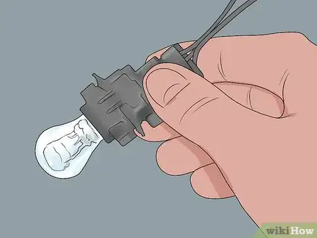Imagen titulada Fix Car Tail Lights Step 3