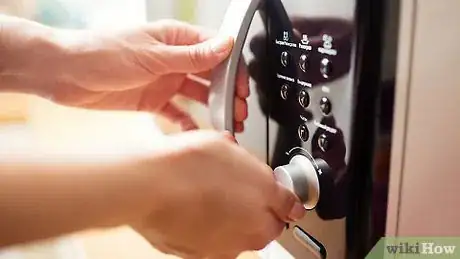 Imagen titulada Make a Hot Dog in the Microwave Step 4