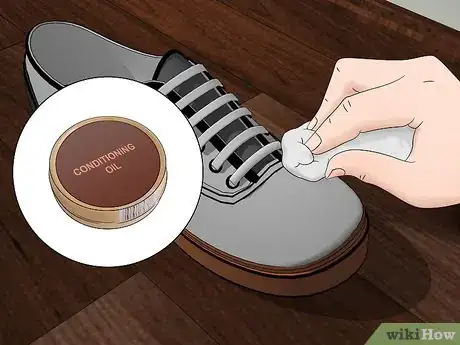 Imagen titulada Stop Your Shoes from Squeaking Step 7