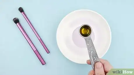 Imagen titulada Clean Makeup Brushes Using Olive Oil and Soap Step 1