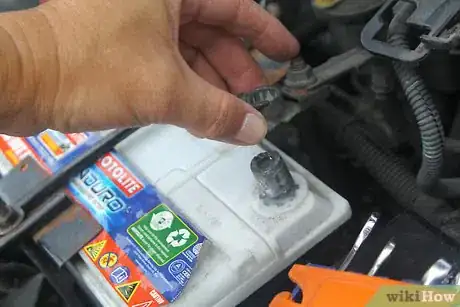 Imagen titulada Hook Up a Battery Charger Step 8