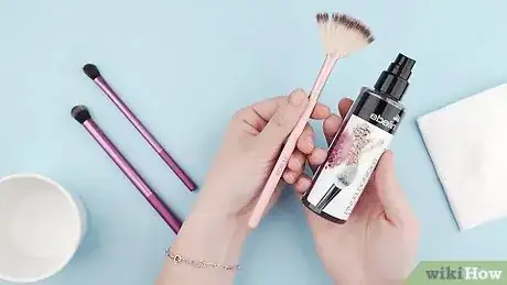 Imagen titulada Clean Makeup Brushes Using Olive Oil and Soap Step 5