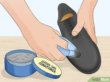 Imagen titulada Widen Leather Shoes Step 23