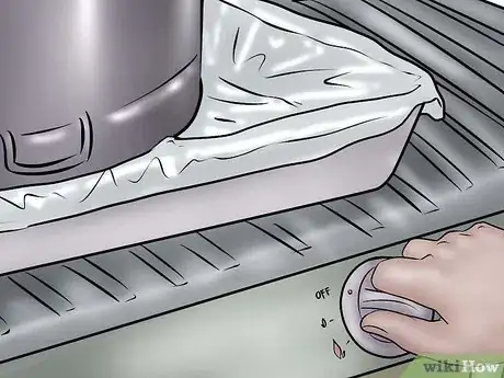 Imagen titulada Season a Dutch Oven Step 10