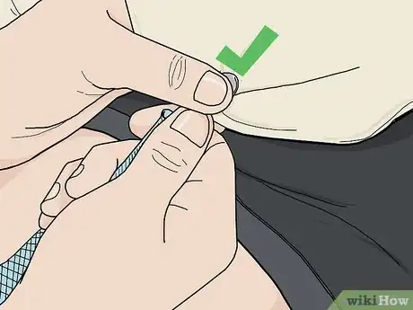 Imagen titulada Keep Dress Shirt from Riding Up Step 6
