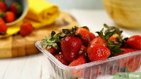 Imagen titulada Keep Strawberries Fresh Step 1