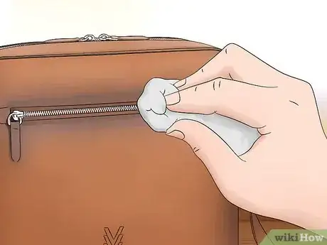 Imagen titulada Clean Louis Vuitton Leather Step 11